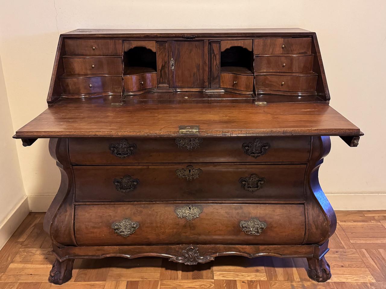 Dubbel gebogen oud Hollands 18e eeuws notenhouten klepbureau