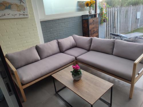 Loungeset voor in de tuin met tafel