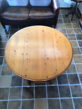 Ronde houten salontafel.