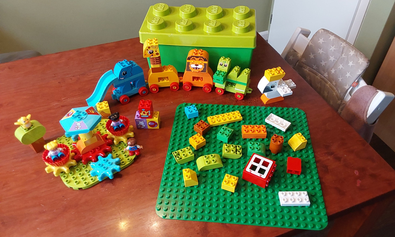 2 Sets van Lego Duplo met plaat+opbergdoos + extra