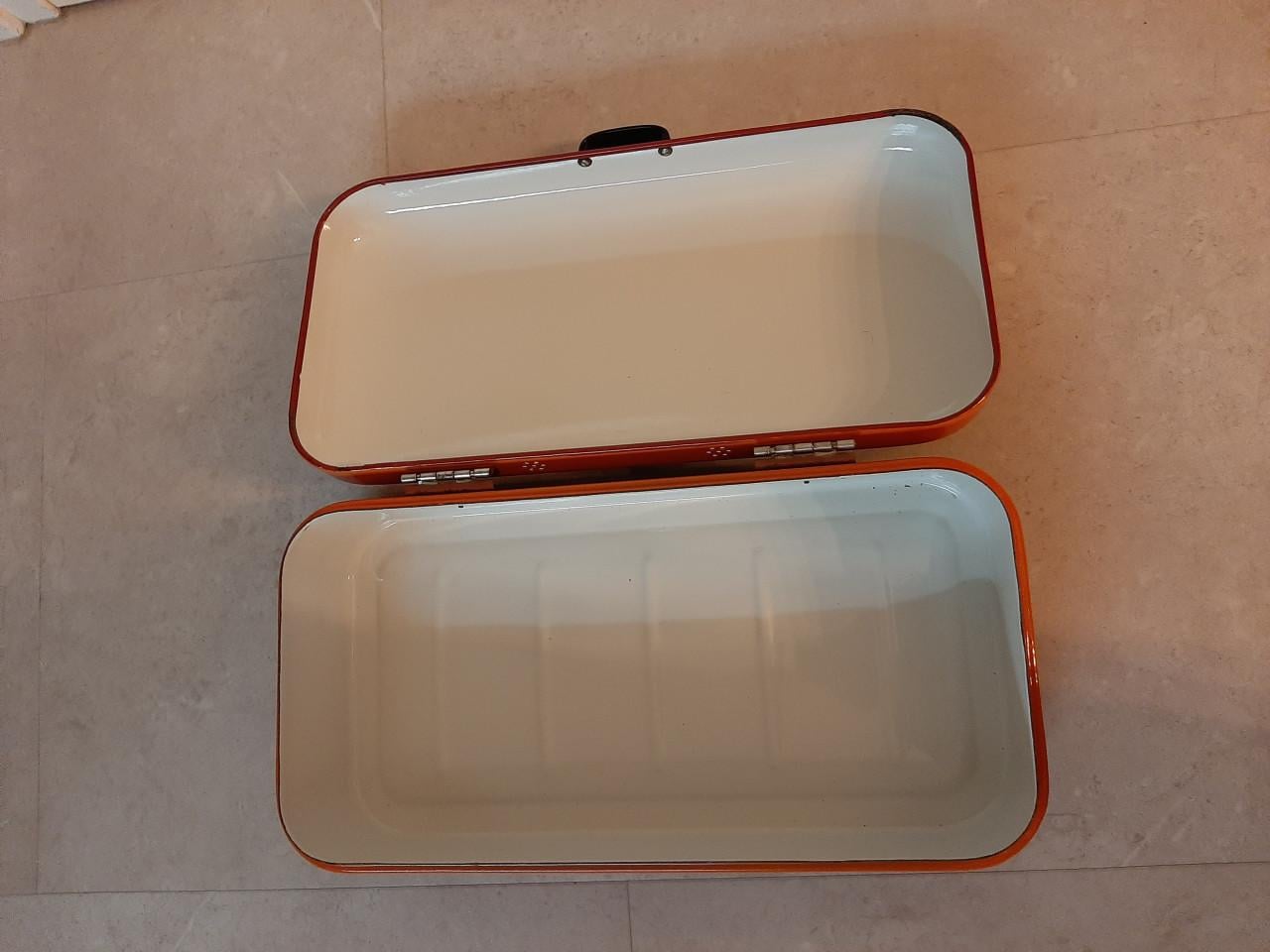 VINTAGE - EMAILLE BROODTROMMEL - KLEUR ROOD / ORANJE - NIET BESCHADIGD