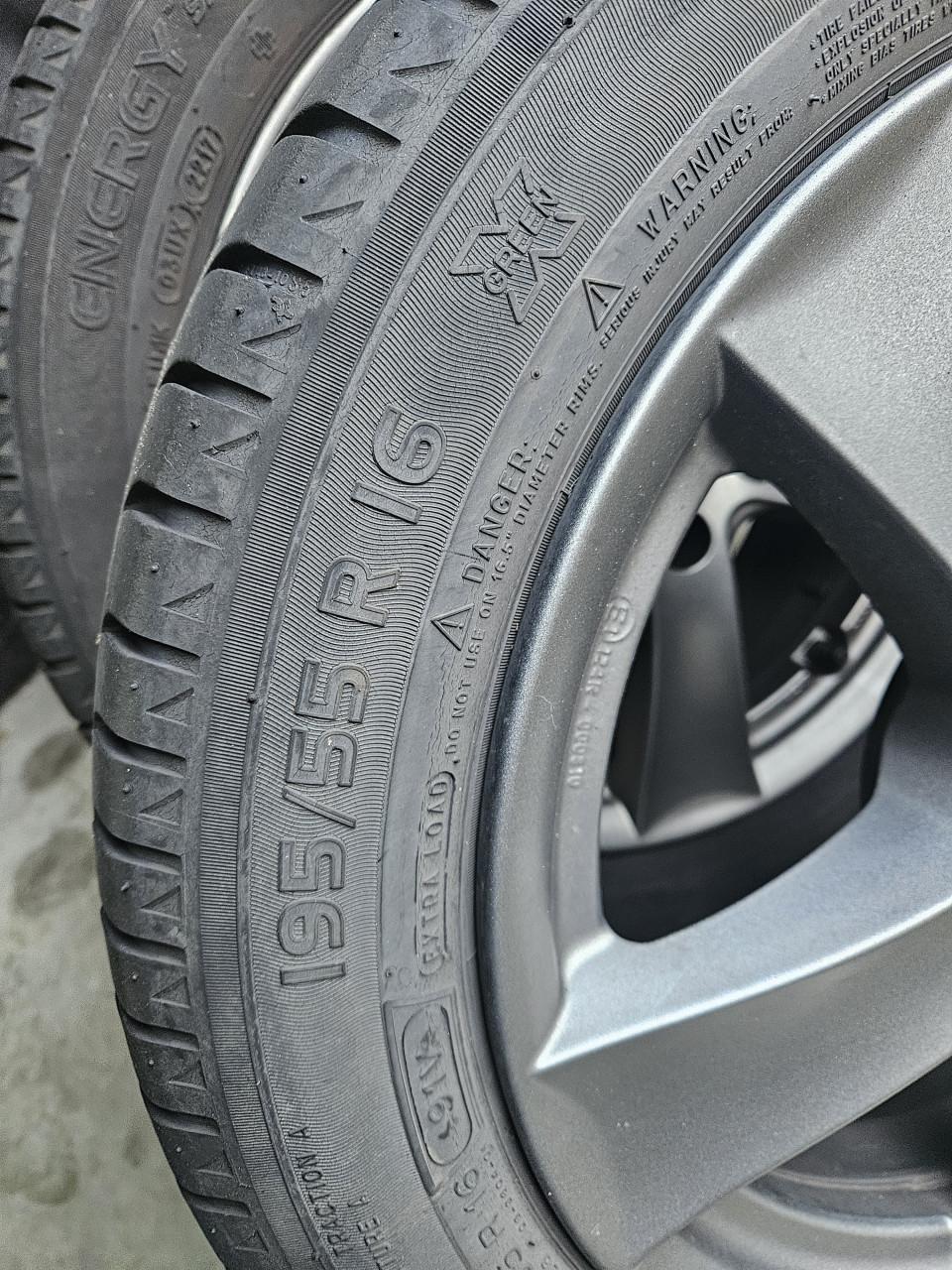 16 inch Dezent velden steek 5x100 met Michelin banden.