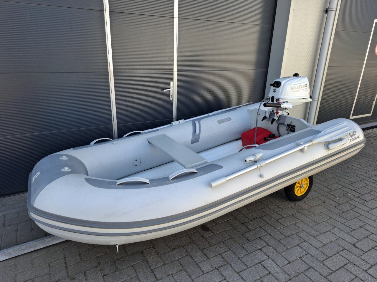 Zodiac 300 met Suzuki 6pk en Pega strandtrailer