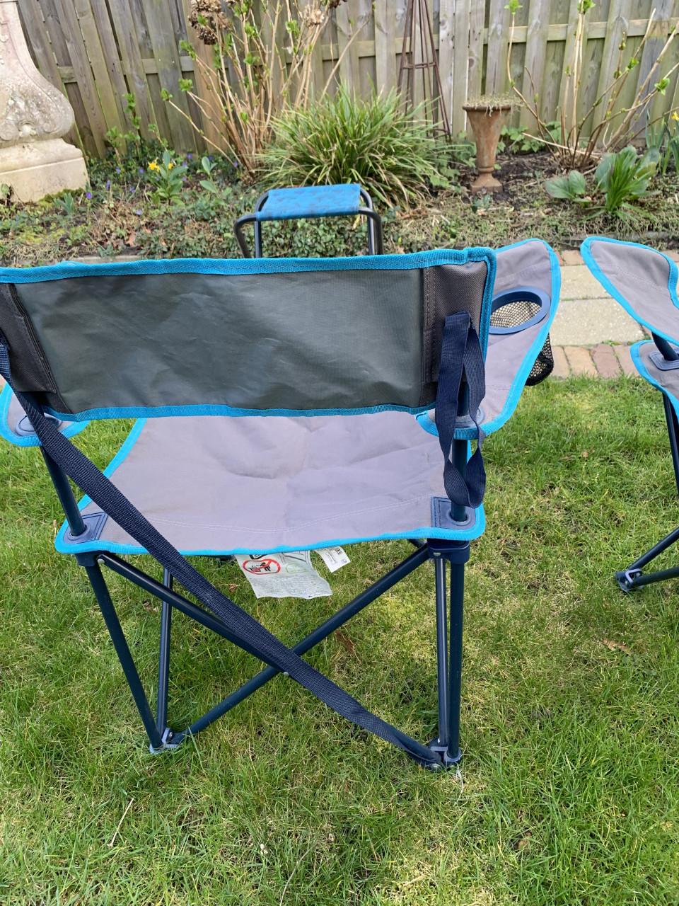 Twee Quechua campingstoelen Met krukje