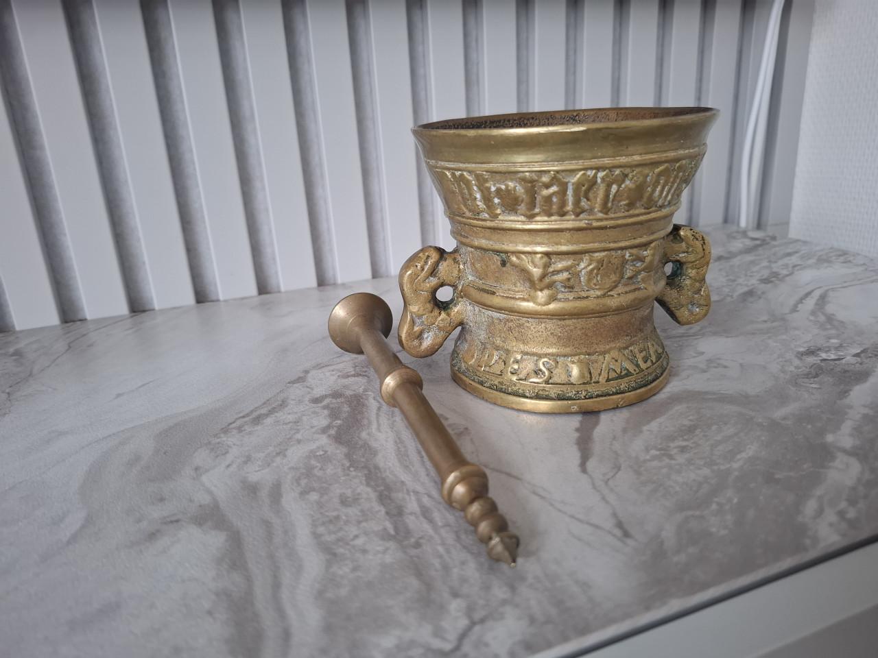 Antieke Bronzen Vijzel met Stamper -bronzen vijzel 1595.