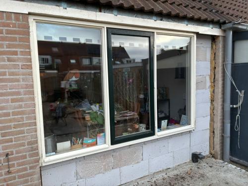 Hard-houten kozijn met dubbel glas