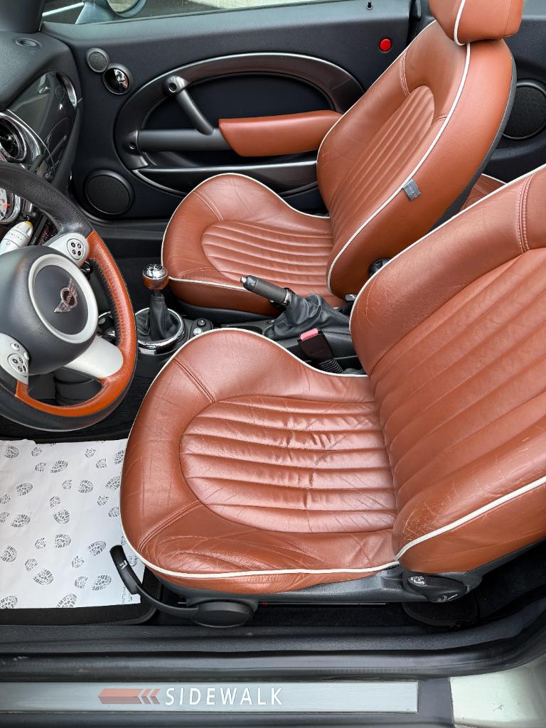 Mini Cooper Cabrio 1.6 - sidewalk