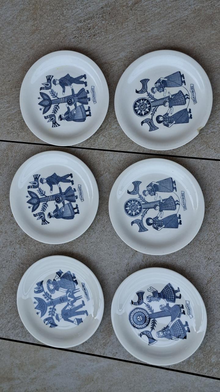 Ontbijtbordjes met afbeelden steden