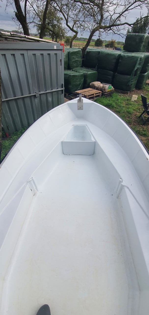 Polyester bootje 20pk incl. trailer, zonnebed en dekzeil