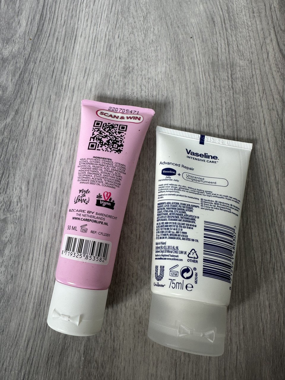Twee soorten handcrème (Vaseline & Care for life)