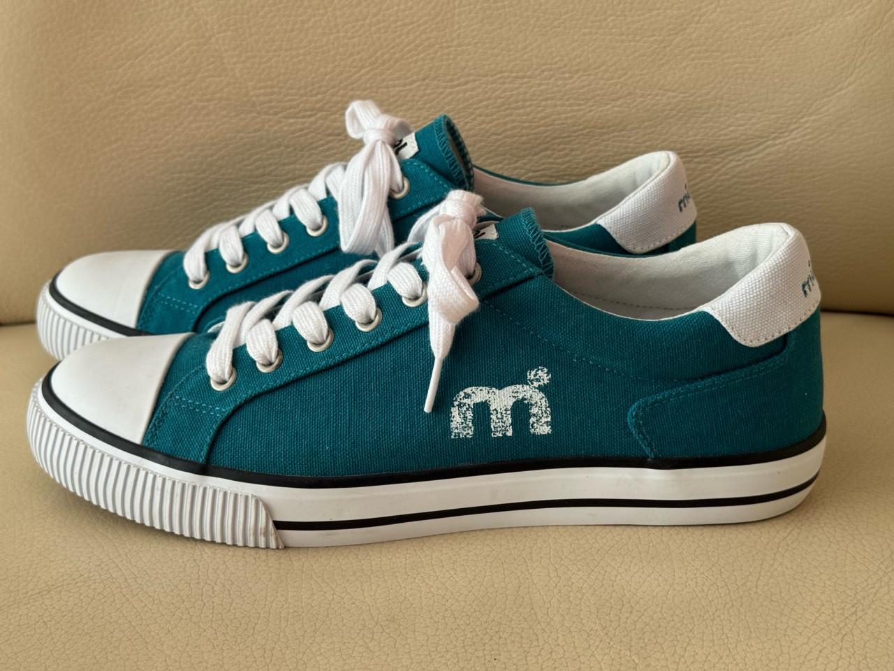 Nieuwe Mistral canvas sneakers, maat 42