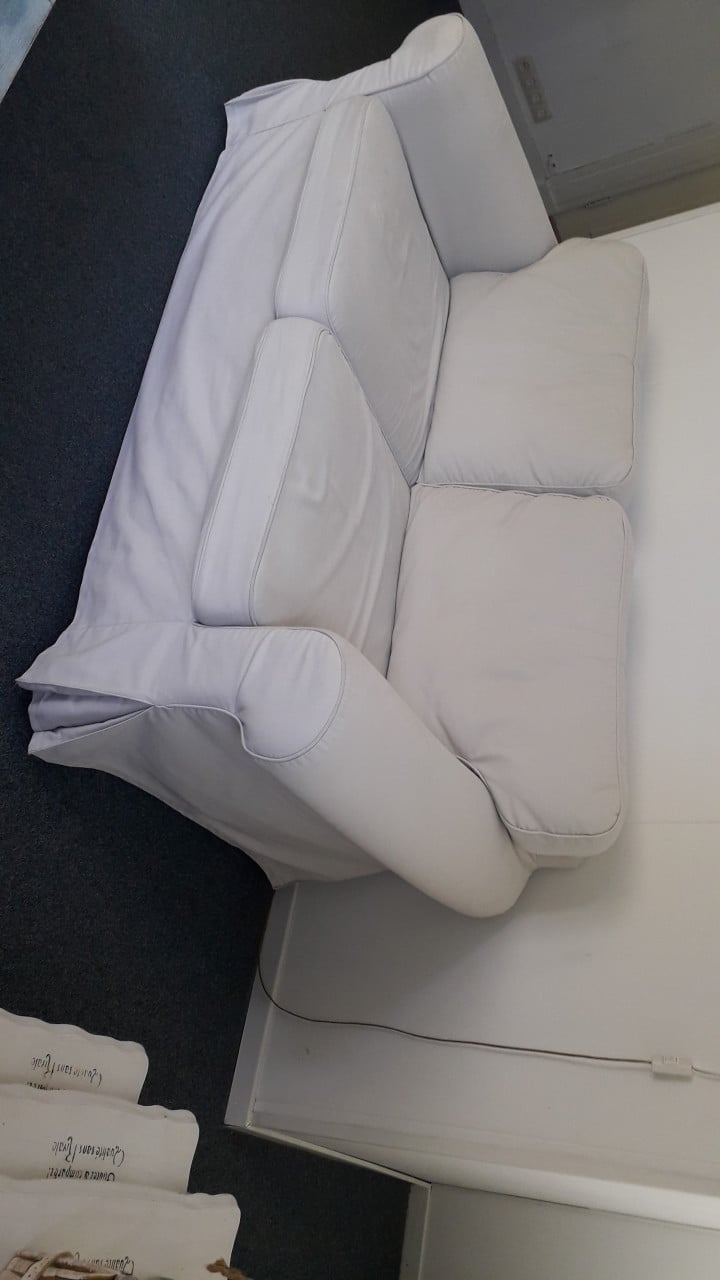 Leuke zithoek met bankstel en 2 losse stoelen (uitwasbare hoezen)