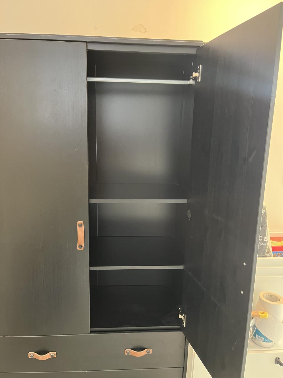 Zwarte kinderkleding kast