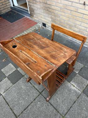 Oud schoolbankje