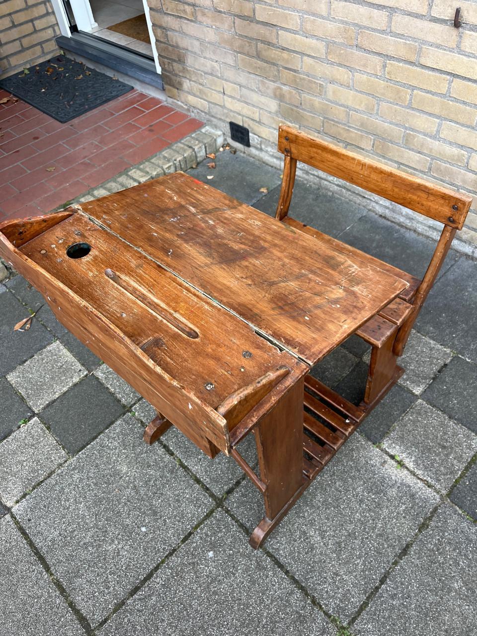 Oud schoolbankje