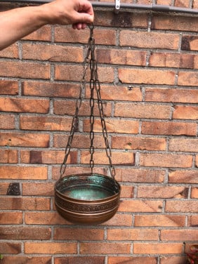 Koperen hangpot met ketting.