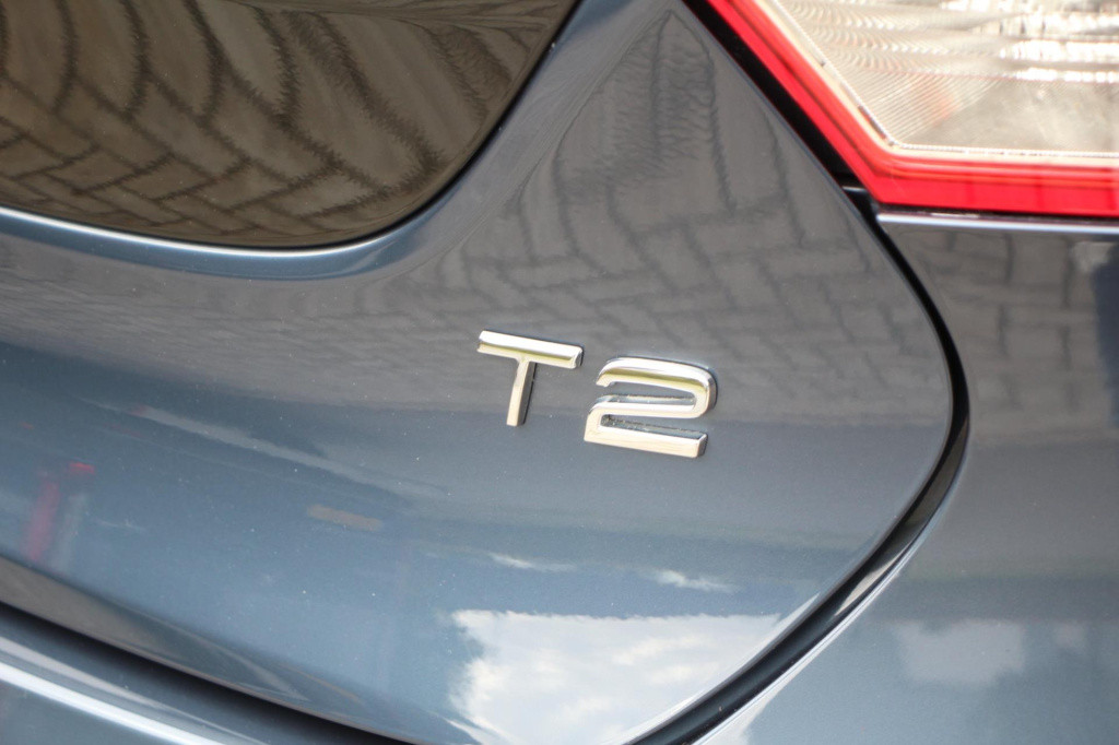 Volvo V40 2.0 t2 momentum - navi - cruise - grootlicht ass - led - pdc - st