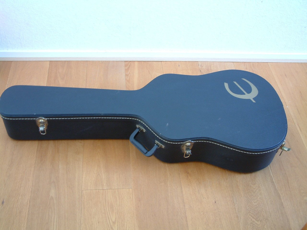 Epiphone  met koffer   ook van Epiphone  zuivere klank en helder
