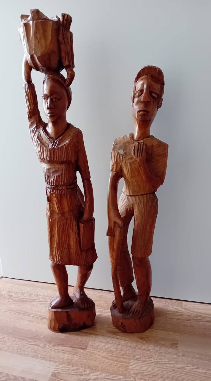 2 stuks beelden ( houtsnijwerk )