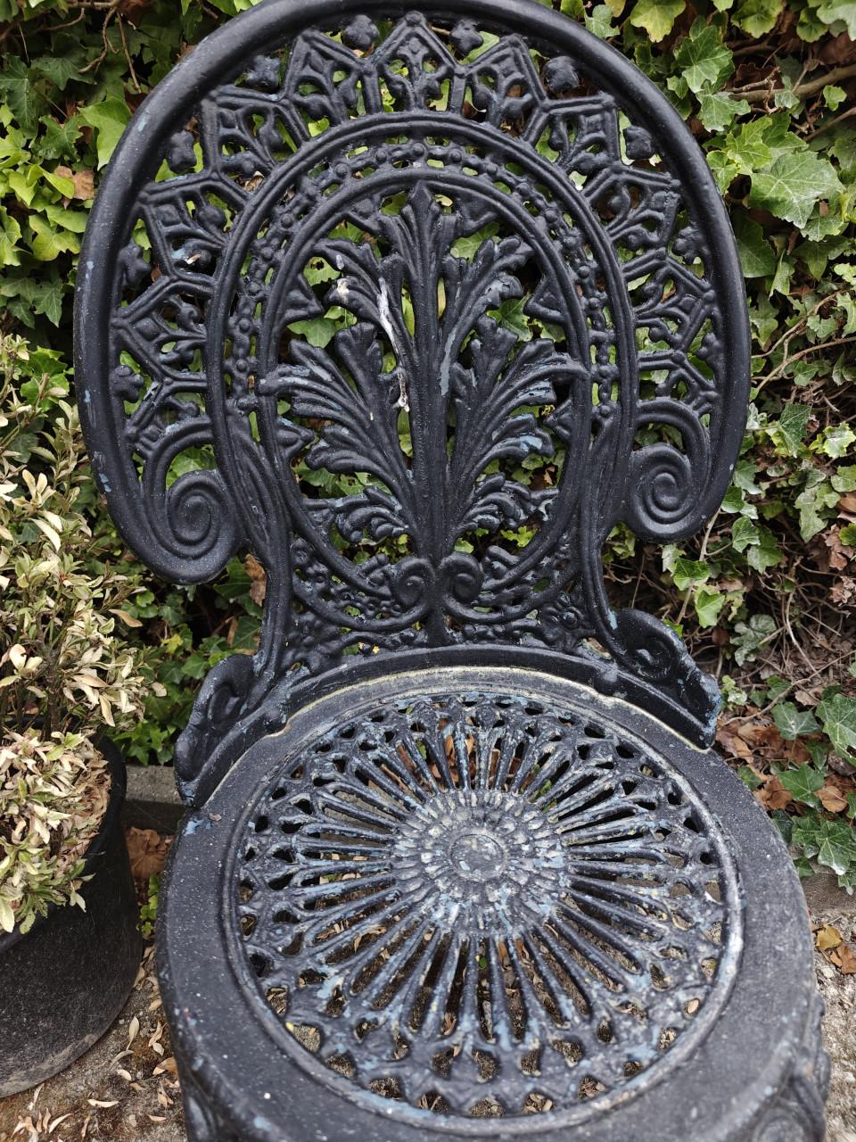 Antieke gietijzeren tuinstoelen