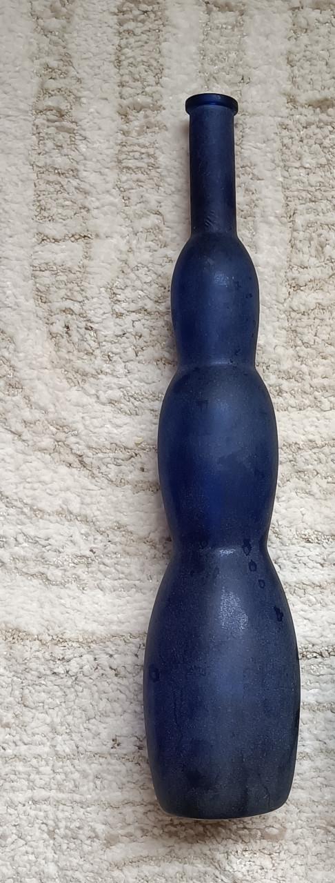 Leuk blauw (paarsachtig) matglas vaasje/ flesje van Inspiration Blue Ice