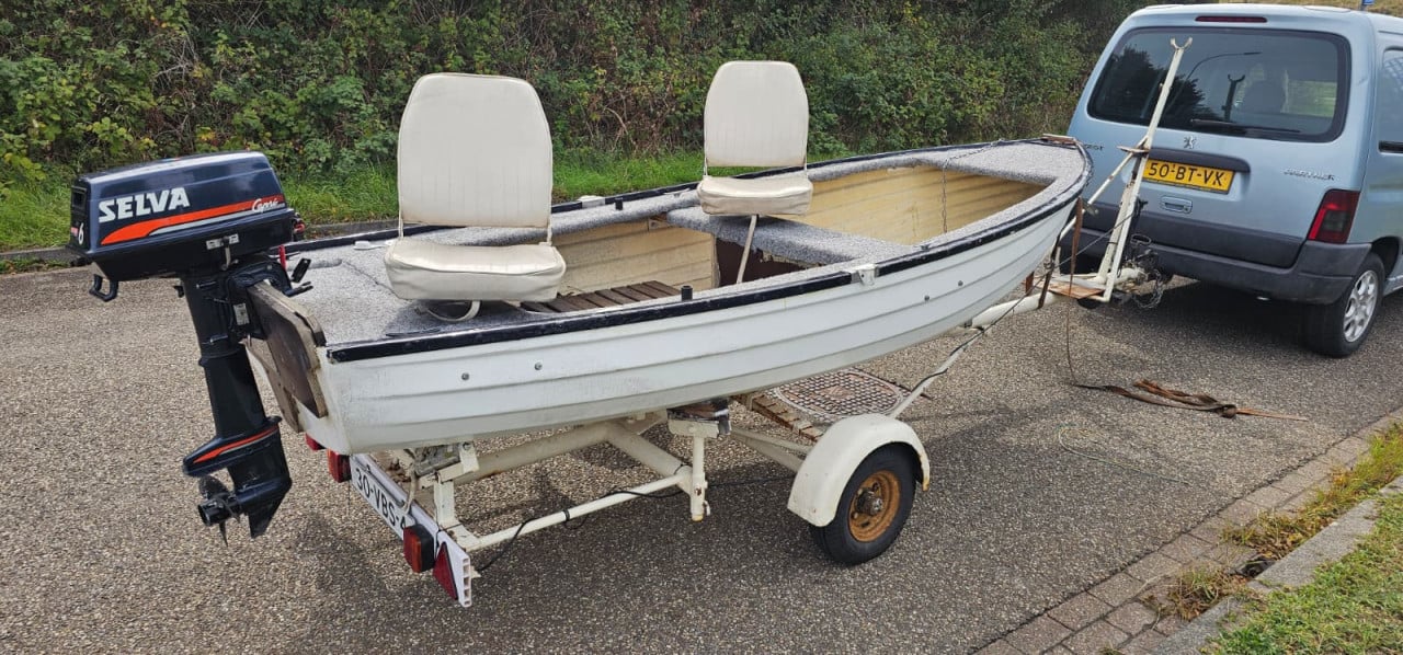 Leuk visbootje 365 lang met trailer en 6 pk moter.