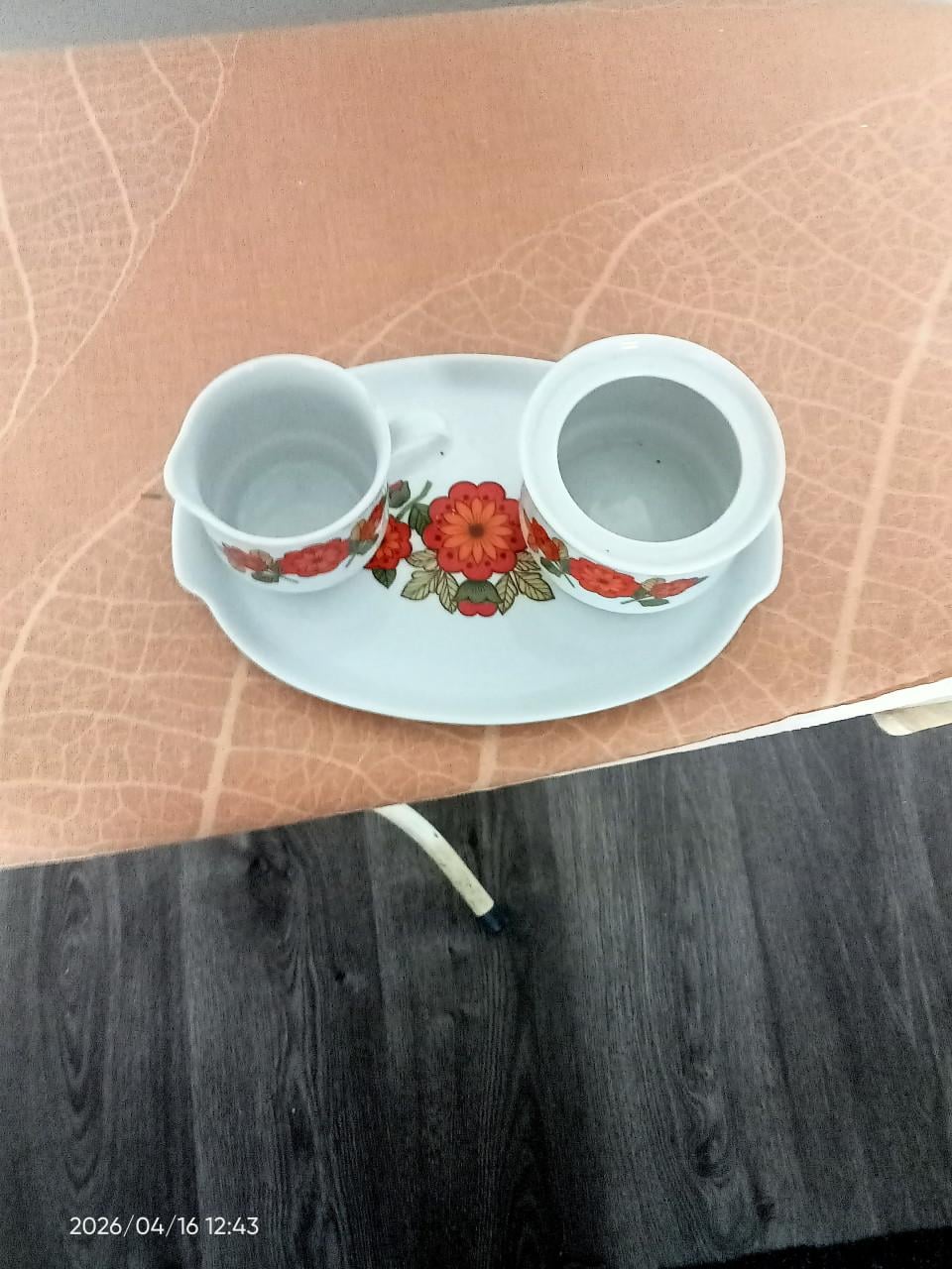 Vintage melkkan, suikerpot op schaal