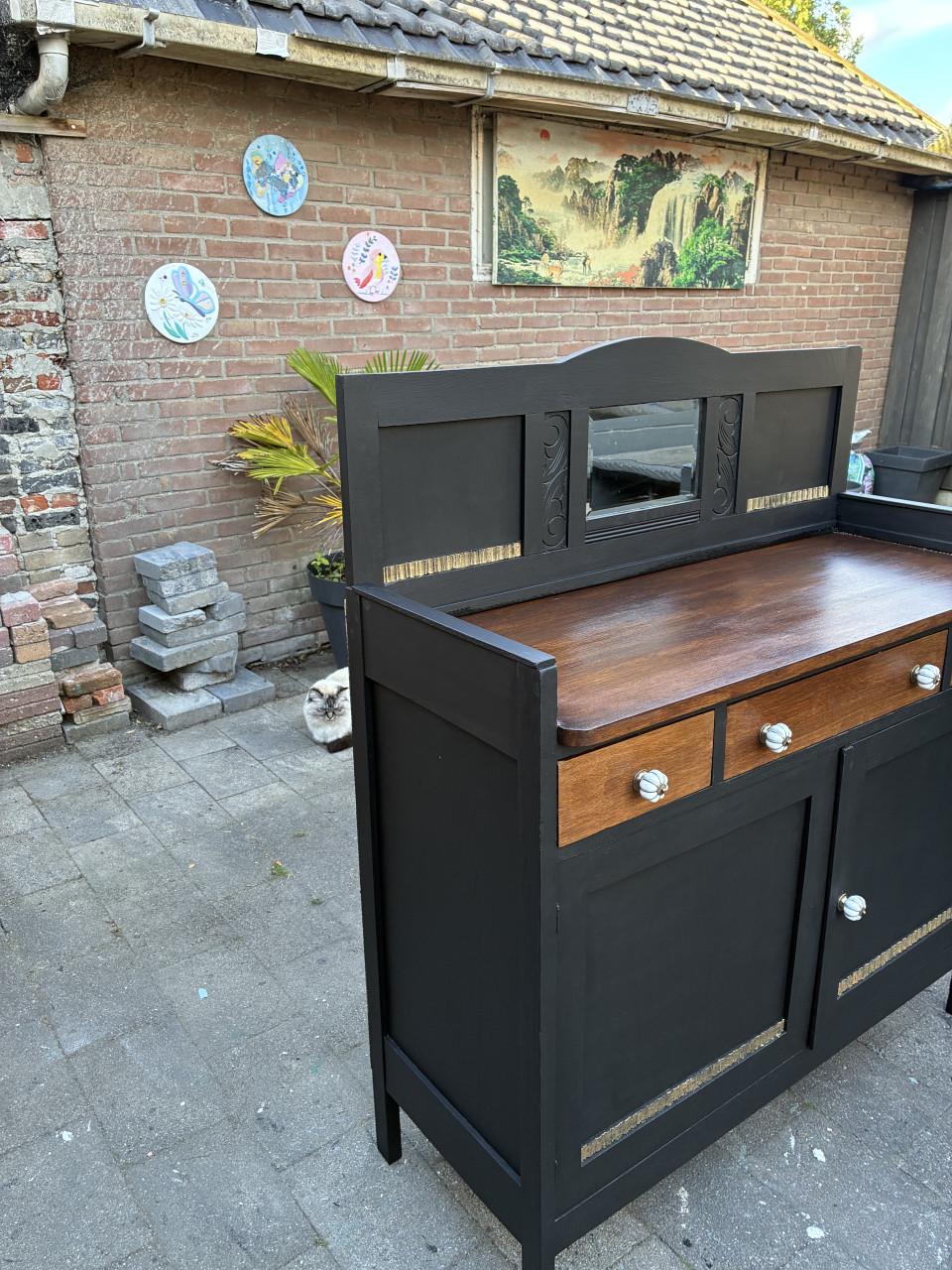 Uniek antiek kastje