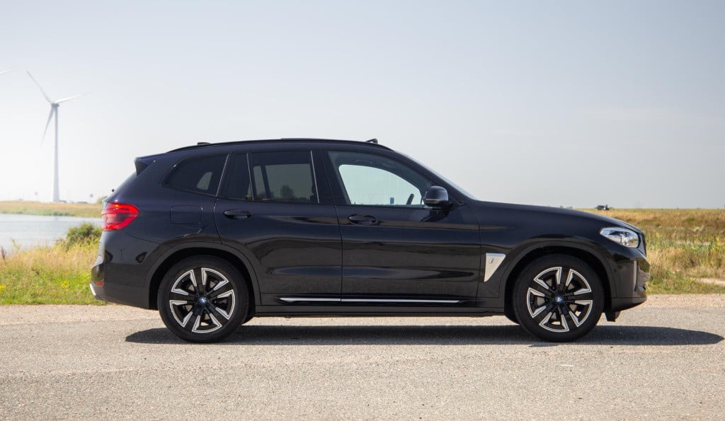 BMW Ix3 high executive 80 kwh panoramadak / carplay / bruin leer / navi