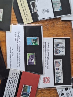 Uitgifte herdenkings enveloppen/ kaarten met postzegels on/ gestempeld