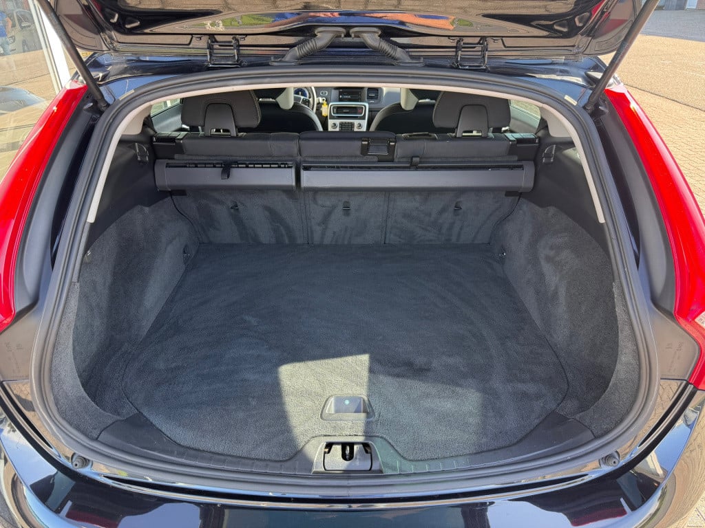 Volvo V60 1.6 t3 r-design