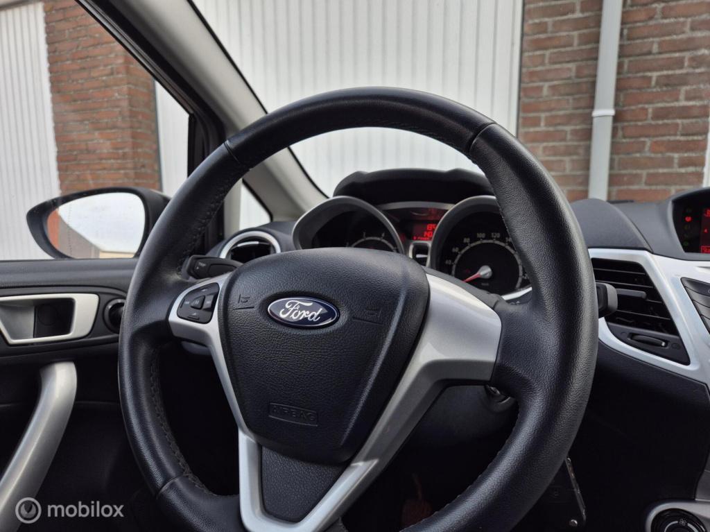 Ford Fiesta 1.25 titanium / dealeronderhouden / voorruitverwarming / stoelv