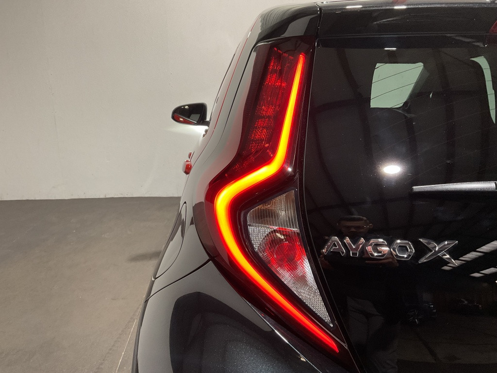 Toyota Aygo x 1.0 vvt-i mt envy | clima | navi | jbl | camera