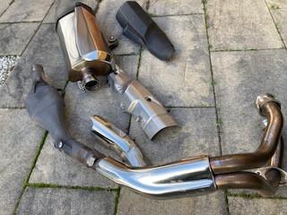 Complete uitlaatset, demper en uitlaat bocht voor een Honda Africa Twin