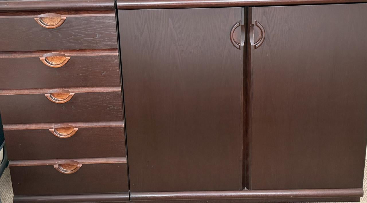 Massief kast en dress( dressoir bestaat uit 2 delen, naast elkaar op foto)