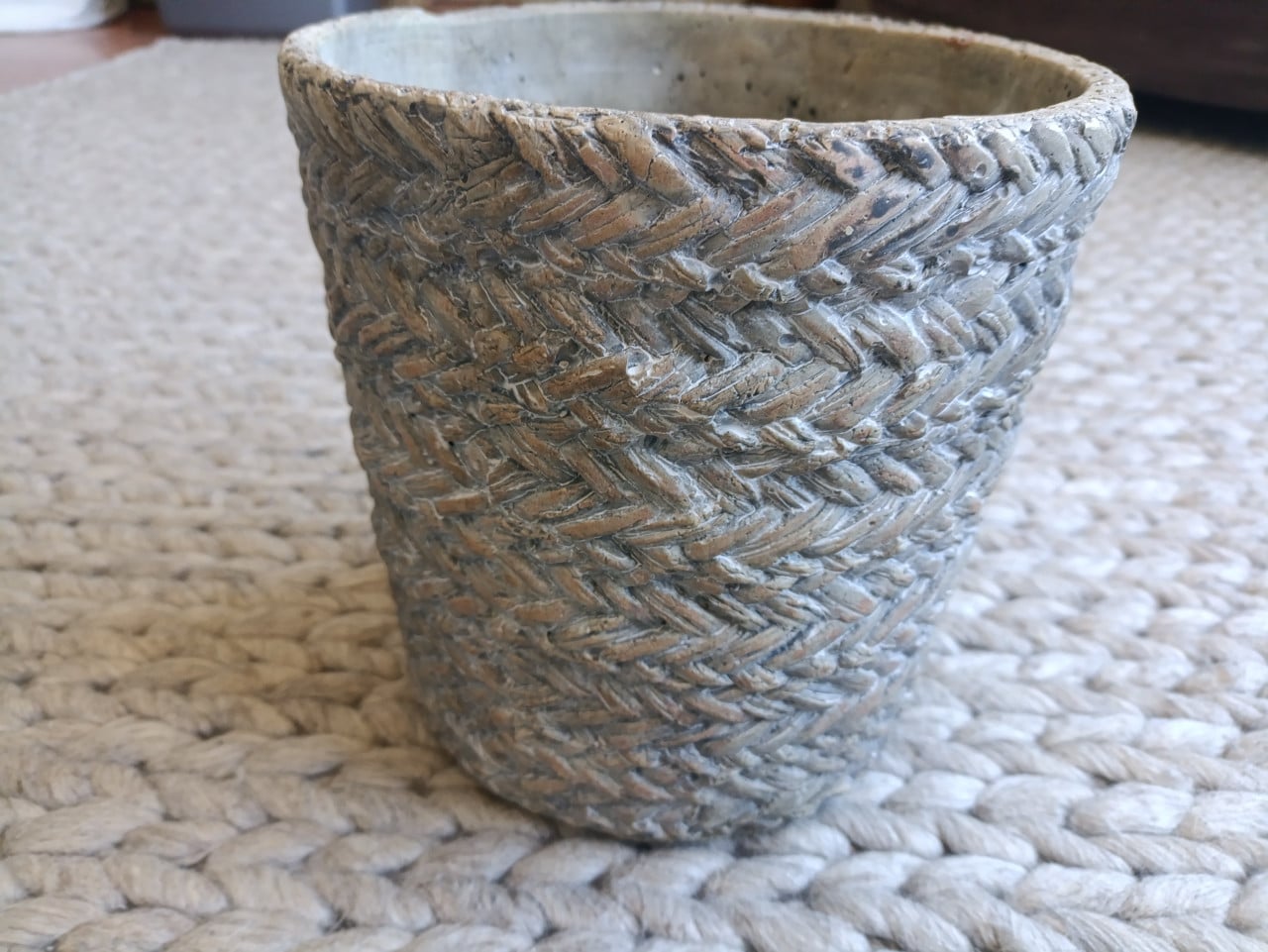 Mooie grijze bloempot met reliëf