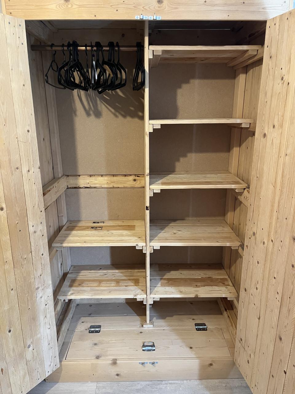 Robuuste Landelijke Houten Kledingkast met Hang- en Legruimt