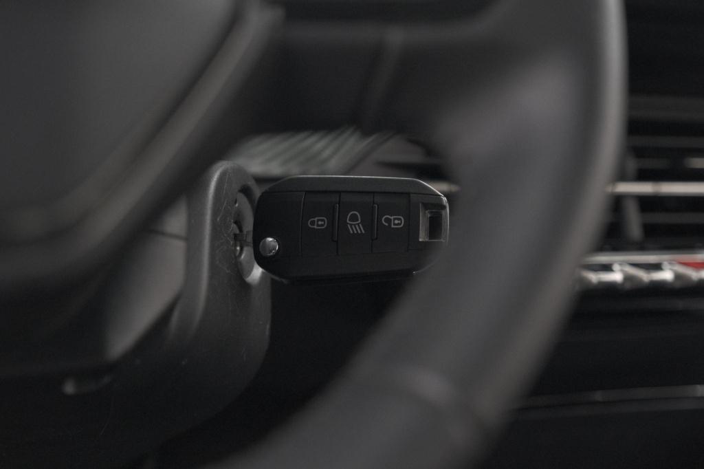 Peugeot 208 puretech 100 style | navigatie | cruise control | apple carplay