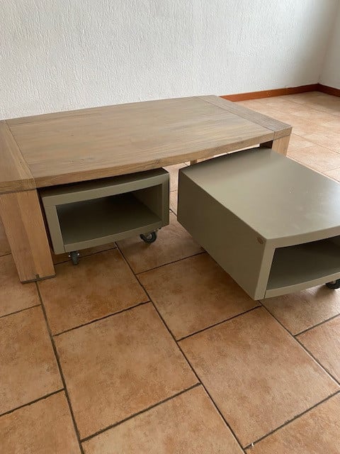 Diverse meubels, eettafel, salontafel, staande kast, tv meubel en dressoir