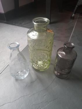 Decoratieve gekleurde glazen flessen 3 stuks, gratis af te halen