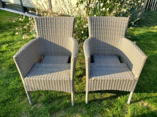 4 kunststof rotan tuinstoelen