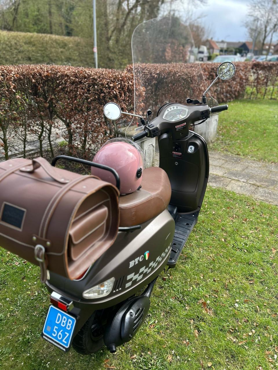 Te koop: BTC RIVA Retro Scooter met windscherm – stijlvolle verschijning!