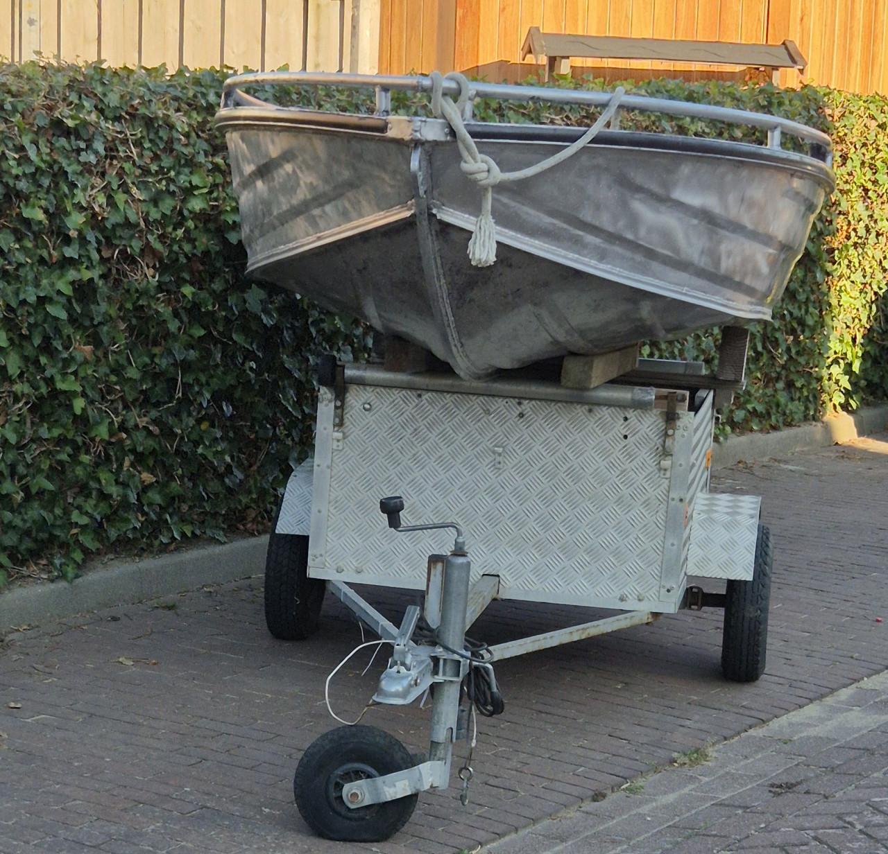 Aluminium boot met trailer en buitenboordmotor