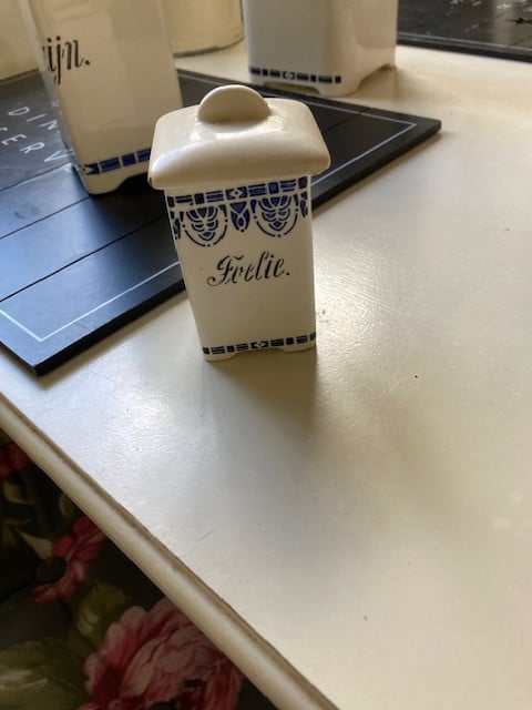 Te koop in Terneuzen zeer oude voorraadpotten. Gemerkt.