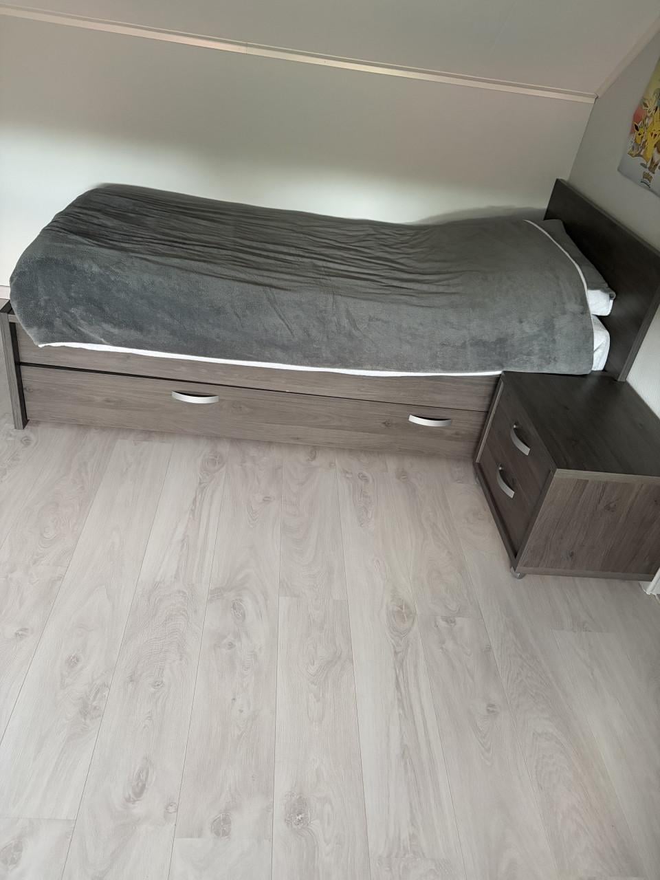 1 persoonsbed + nachtkastje
