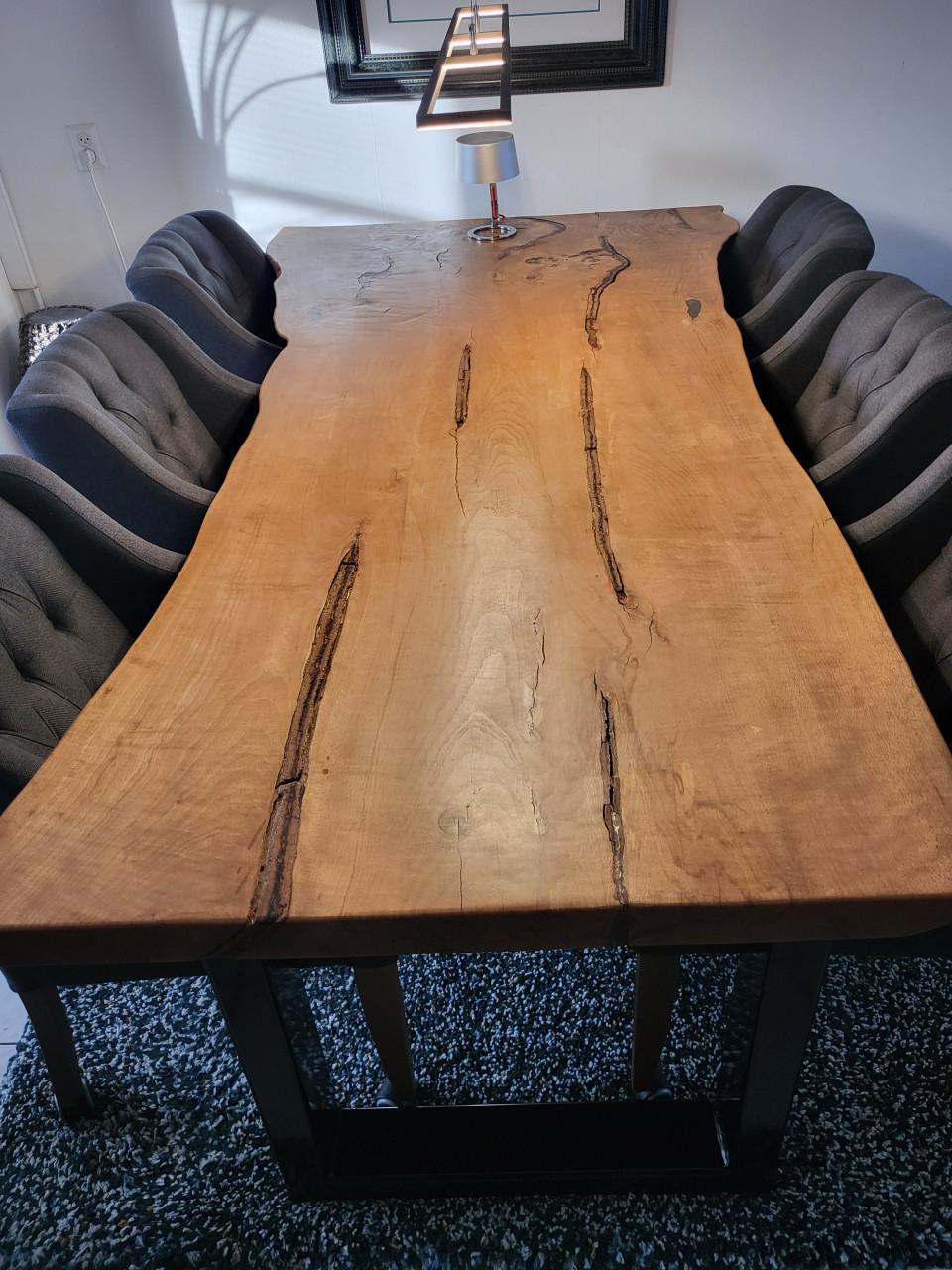 Robuuste unieke tafel met stoelen