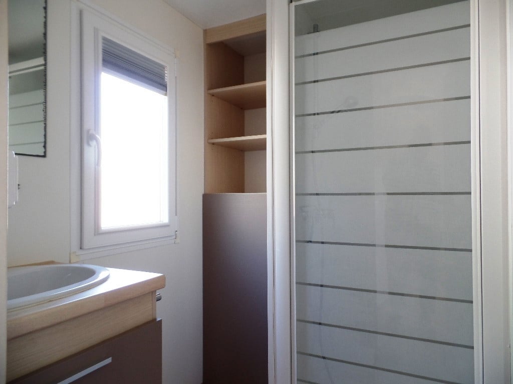 Keurig chalet met middenkamer op kavel camping nabij Grevelingenmeer