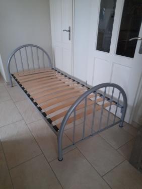 Mooie metalen 1 persoons bed 90 x 200 (in goede nette staat)