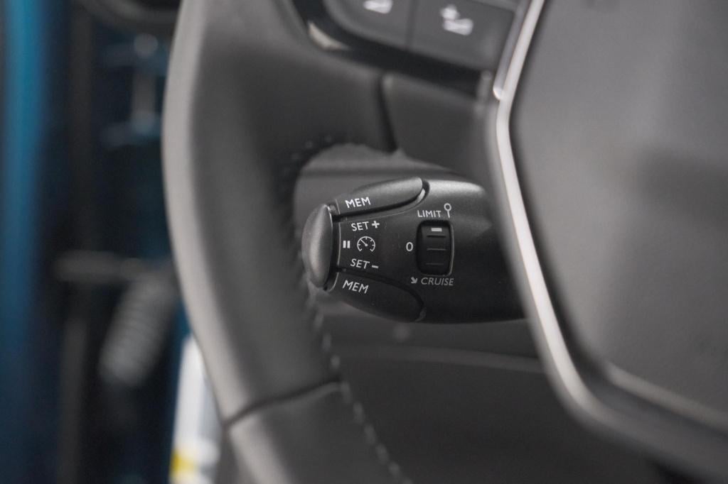 Peugeot E-2008 ev allure avantage 54 kwh | soh 97,7% | 11 kw lader | apple 