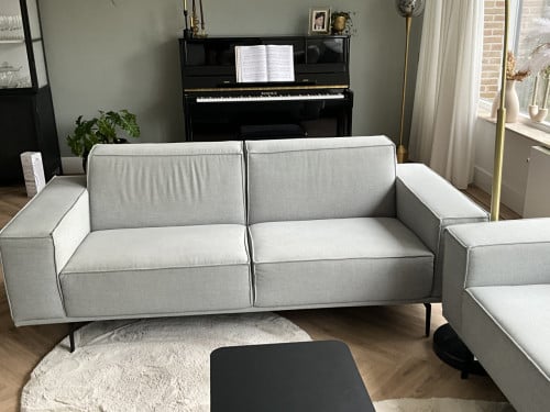 Hippe grijze bank